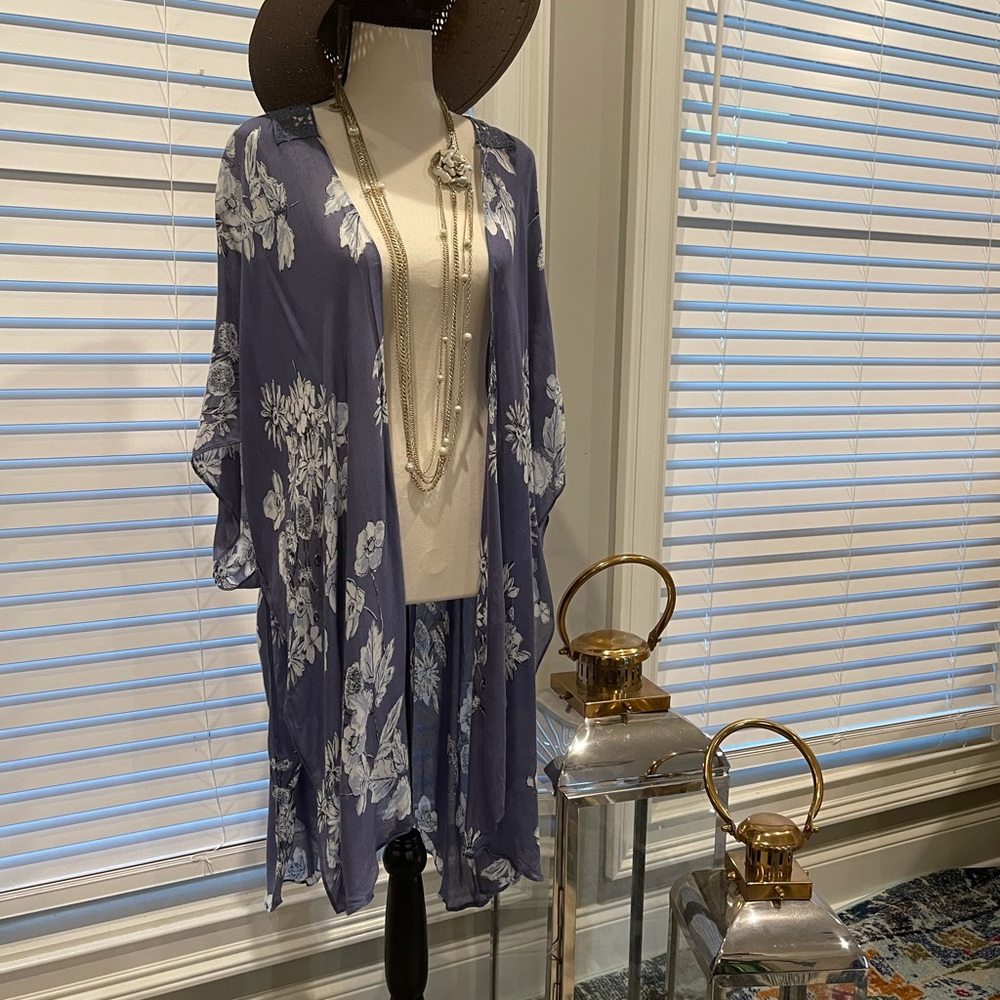 Beautiful Blue flowing floral kimono with crochet back - Picture 3 of 12